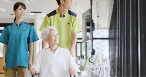 パーキンソン病の方に合う介護施設の選び方：種類・費用・比較チェック【2025年度版】