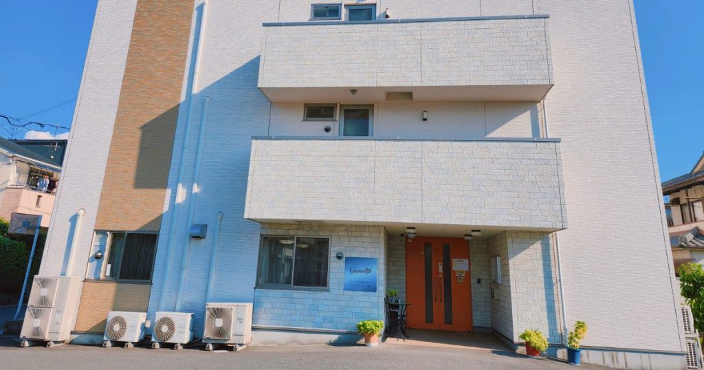 パーキンソン病進行状況に合う介護施設・ホームの選び方：重症度ごとに適した支援センターと探し方